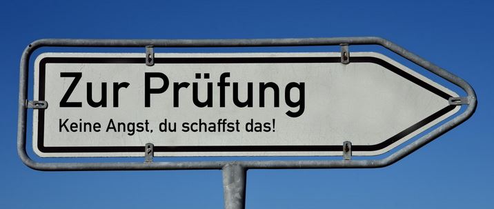 Hinweisschild "Zur Prüfung" mit Aufmunterung